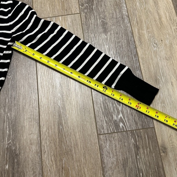 🛍️Guess + Jean Authentic Black, White striped cute top/ sweater Size SP - Picture 5 of 9